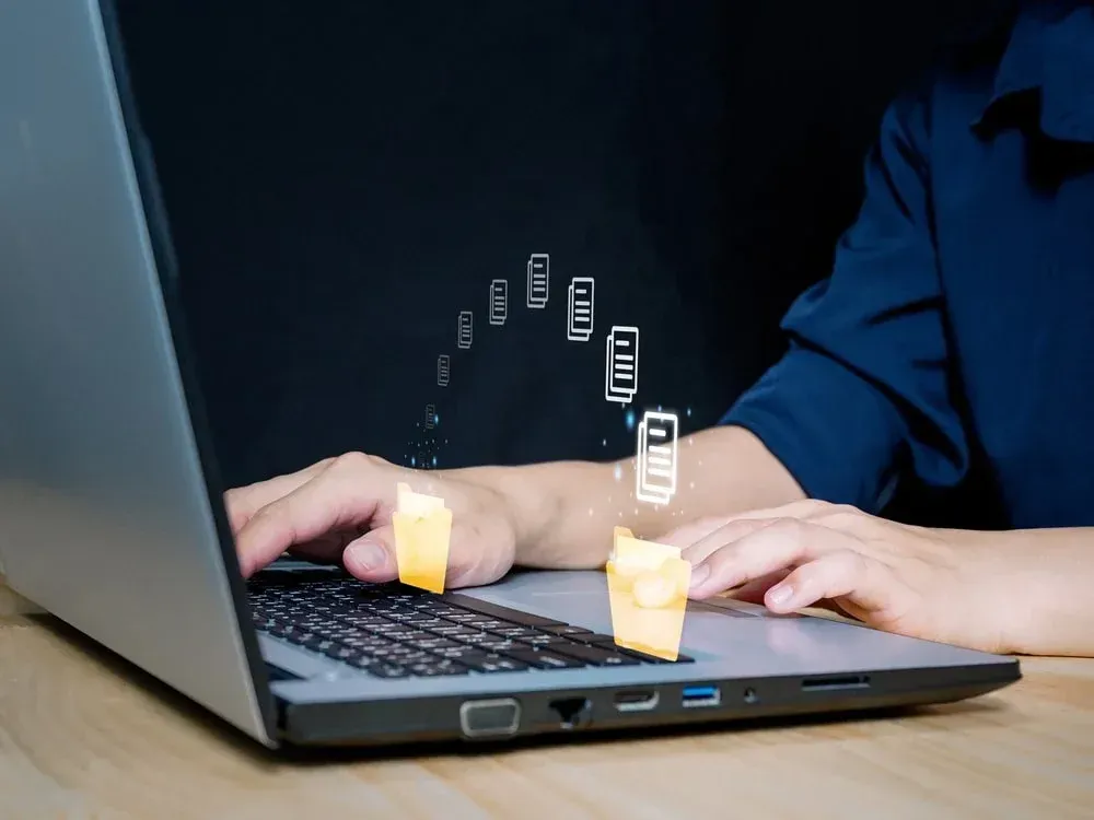 Laptop waarop bestanden naar een back-up worden weggeschreven