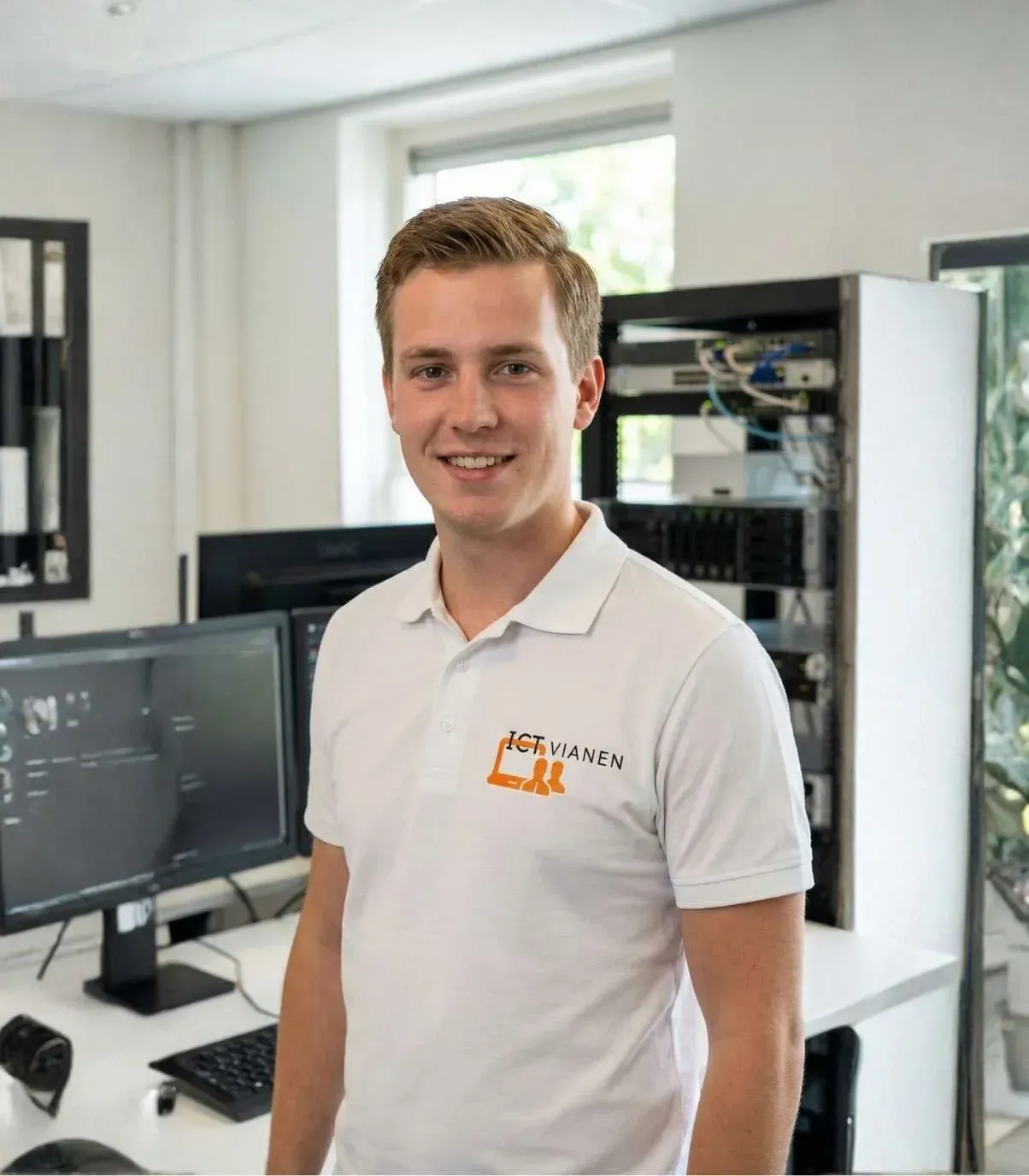Medewerker van ICT Vianen legt aan een klant uit wat er met de computer aan de hand is